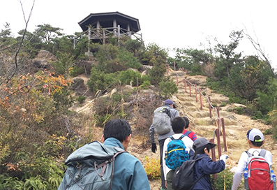 登山を開始するふもとの写真